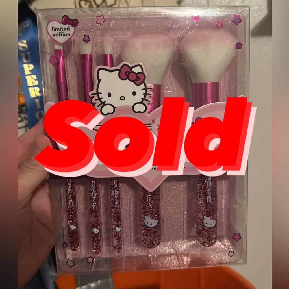 ‼️SOLD‼️ The Créme Shop X Hello Kitty makeup brush set